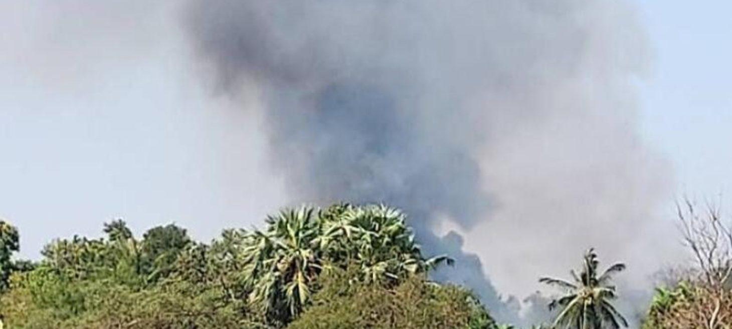 Junta Soldiers Burgling Houses in Kawkareik Town