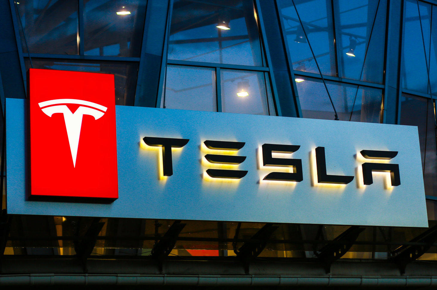 Tesla rejected $60 million settlement before $243 million Autopilot verdict - Business Insurance
