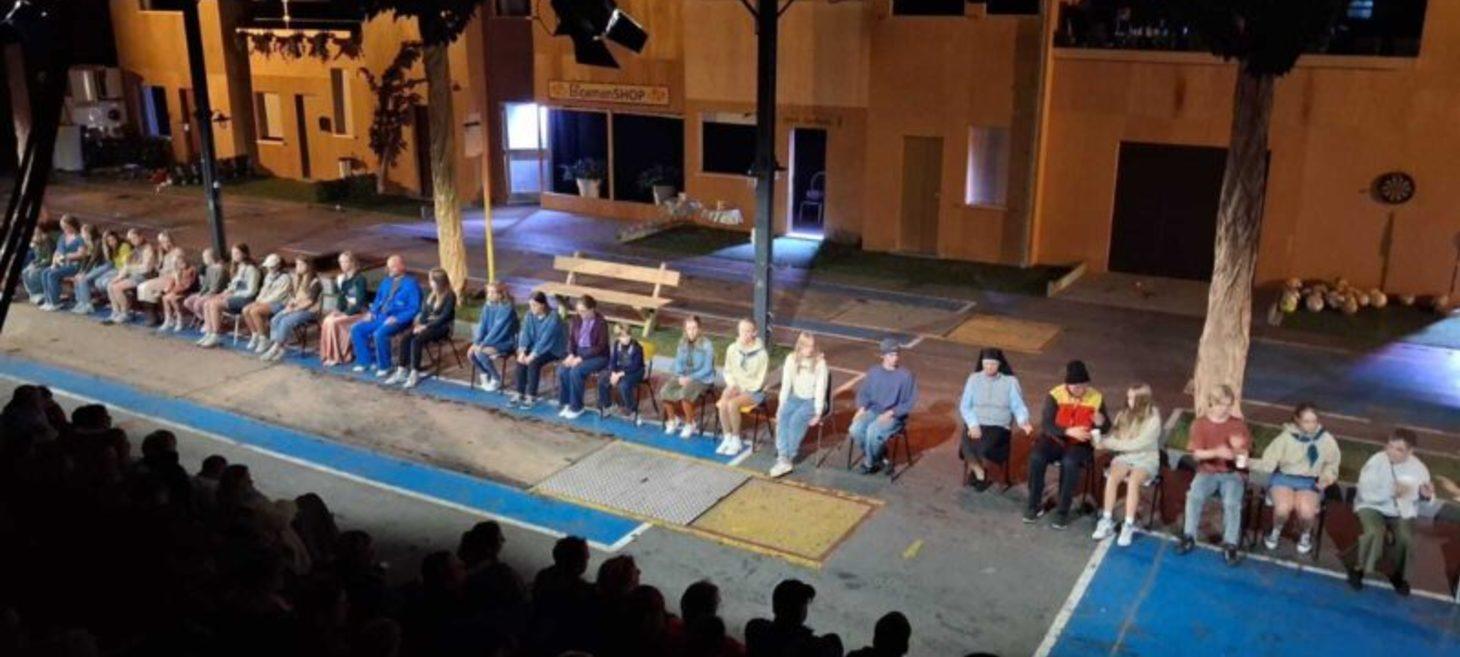 Massaspektakel ‘De Intrede’ blaast oude fabriekshal in Roeselare nieuw leven in - L'impressionnant spectacle "De Intrede" redonne vie à l'ancienne halle d'usine de Roulers