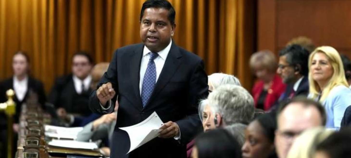 Liberals table new border bill separating plan for warrantless data demands - National | Globalnews.ca