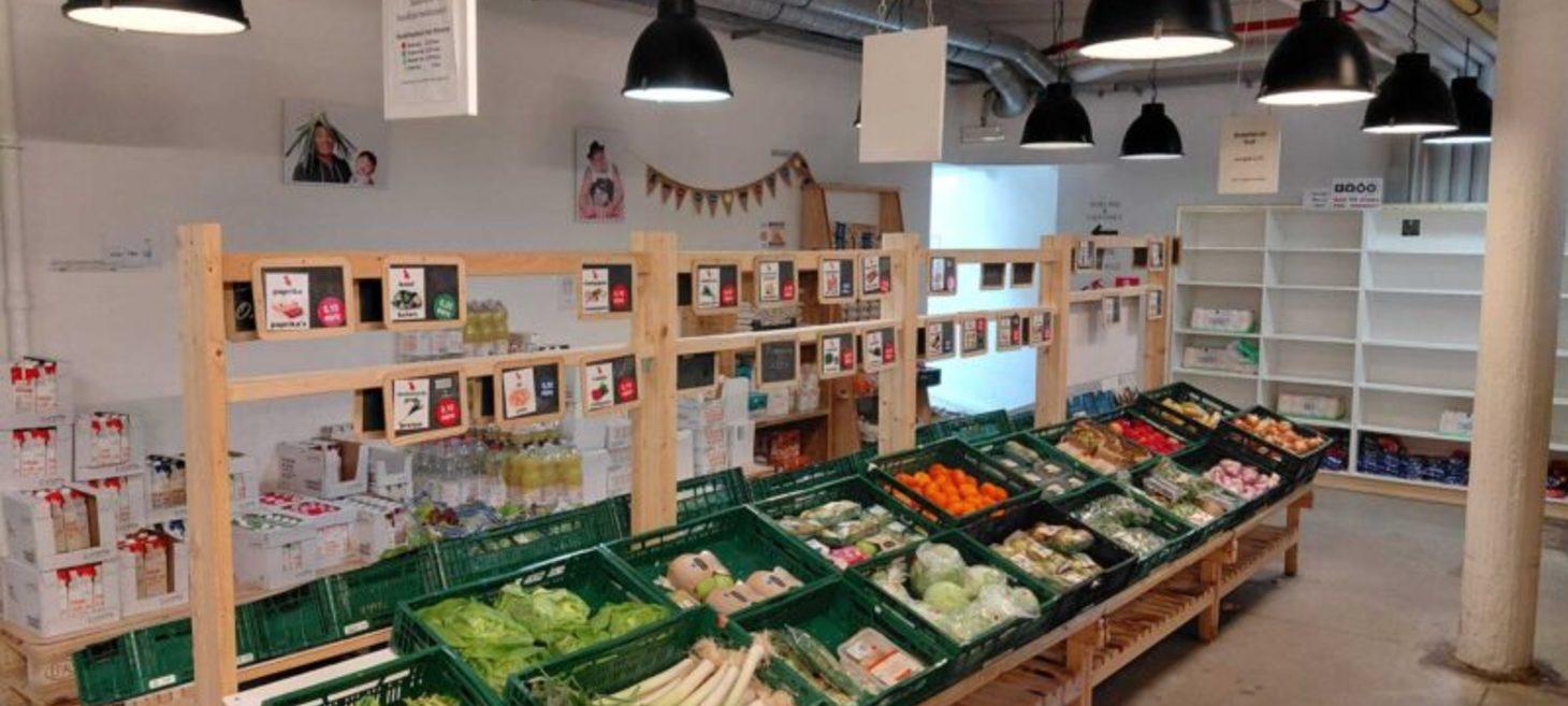 Sociale kruideniers bieden meer dan goedkope voeding: "een tweede thuis" - Les épiceries sociales ont plus à offrir que des aliments bon marché : "un deuxième foyer"