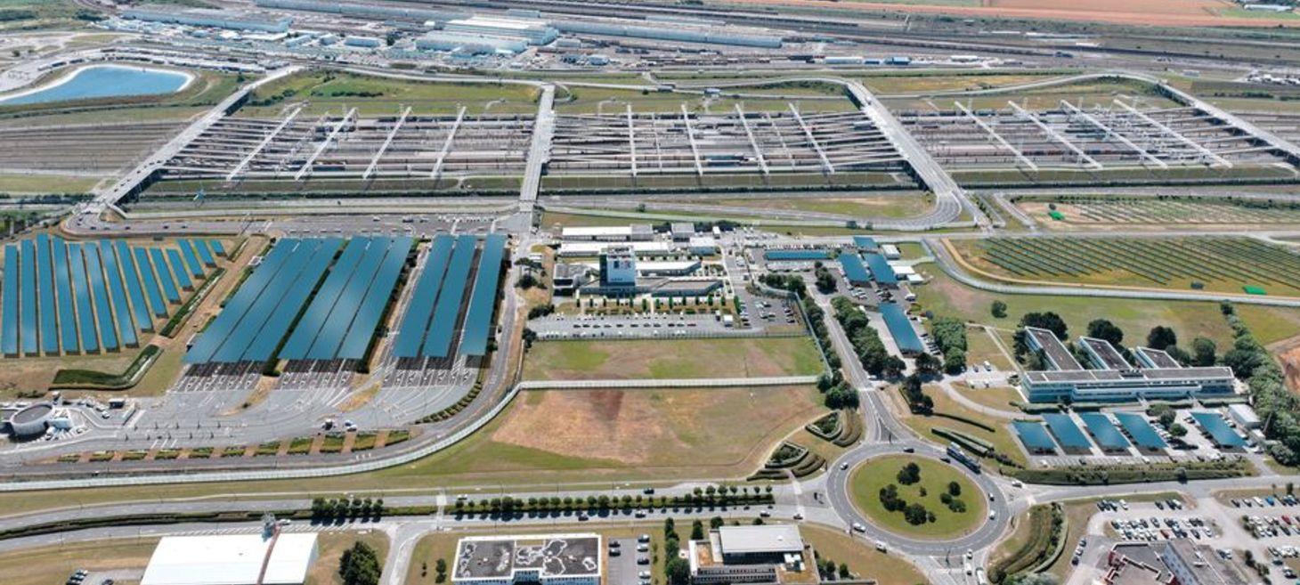 En 2028, Eurotunnel fera rouler ses trains sous la Manche grâce au photovoltaïque - In 2028 zal Eurotunnel zijn treinen onder het Kanaal laten rijden dankzij zonne-energie.