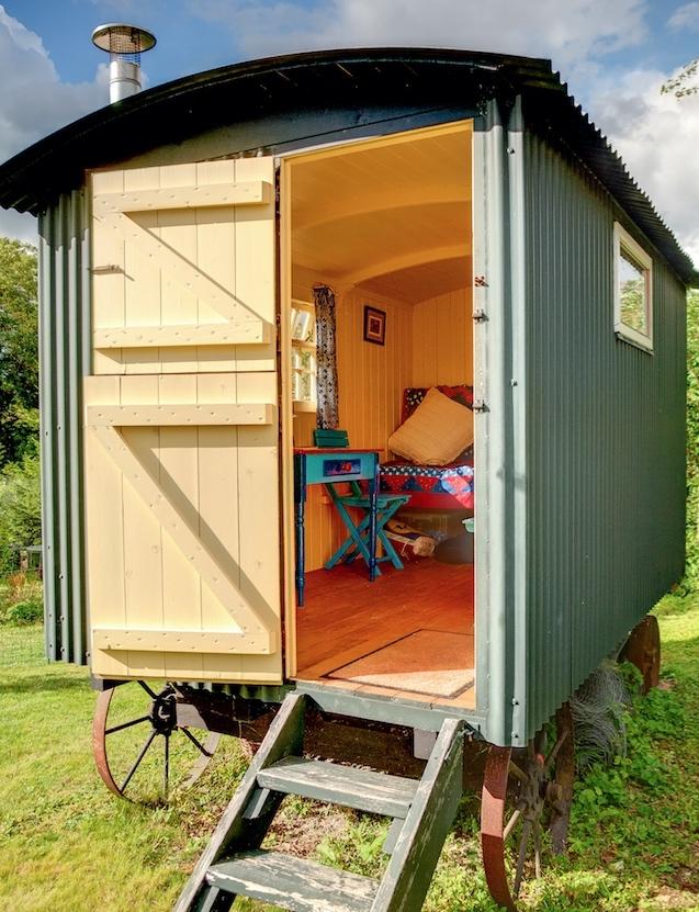 She Sheds: Pleasant Backyard Shelters for Gardening and Resting
