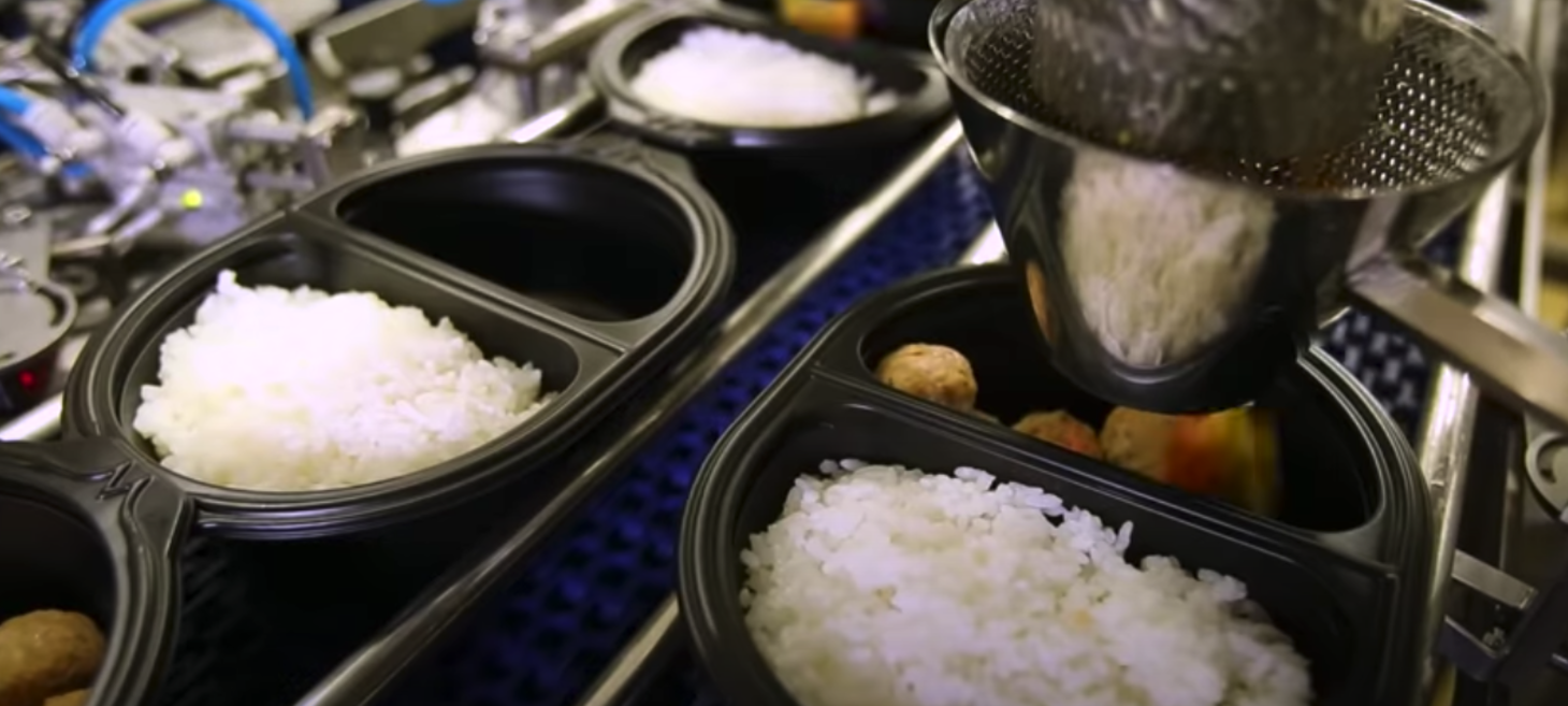 便利超商的微波咖哩飯是怎麼做的?
