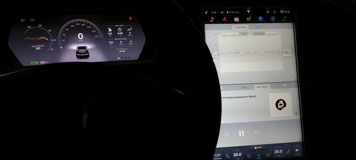 First Look at Tesla’s v7.0 software update with Autopilot: auto-steering, UI refresh and parking assist
