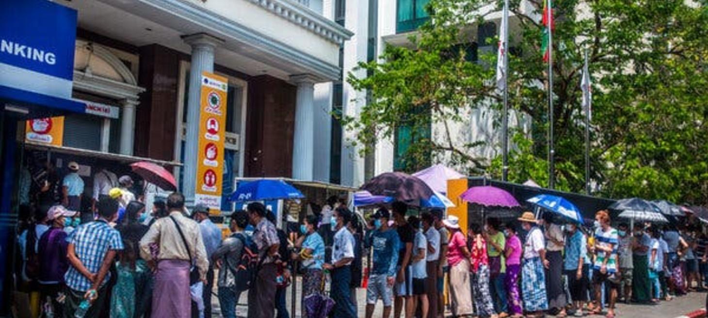 They Wait Hours to Withdraw Cash, but Most A.T.M.s Are Empty