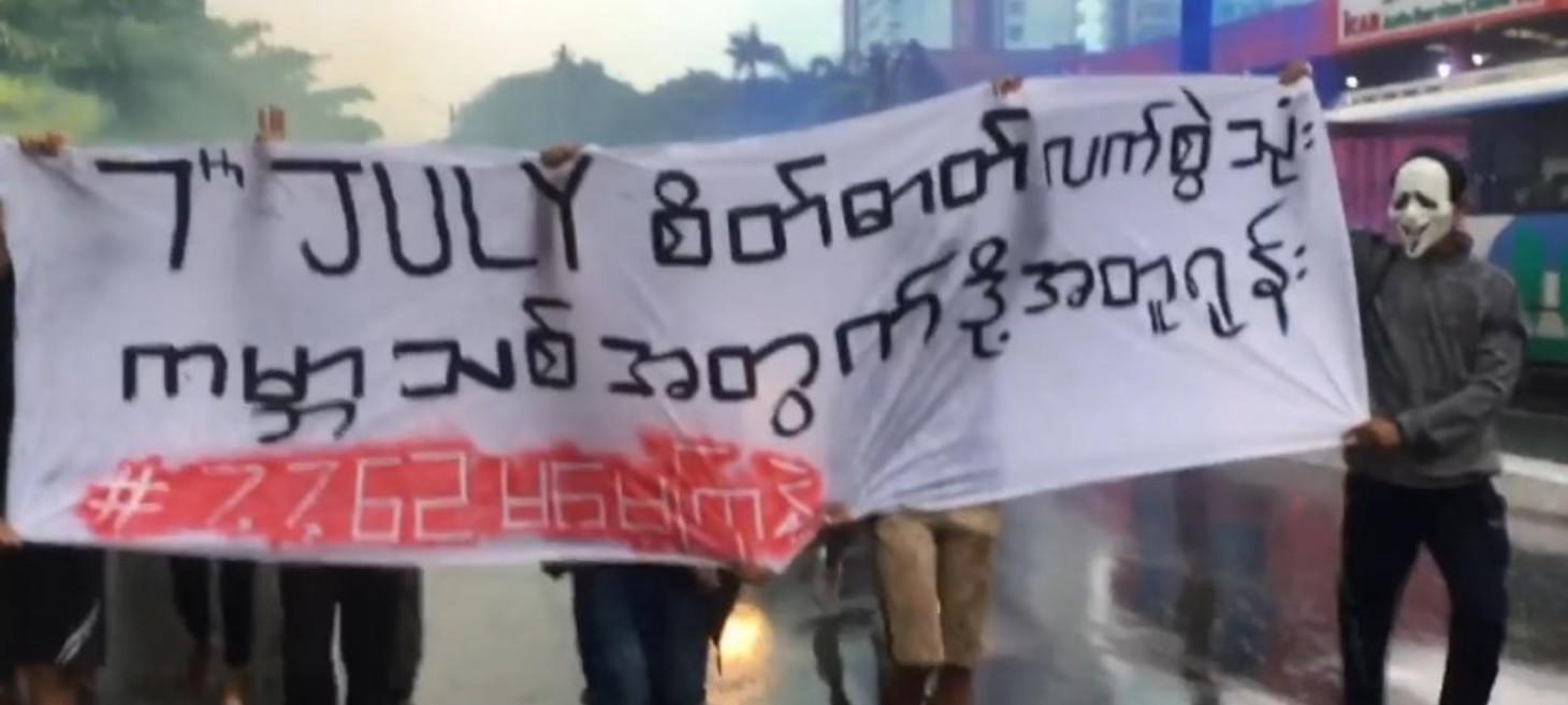 Car rams into flash mob protesters in Yangon