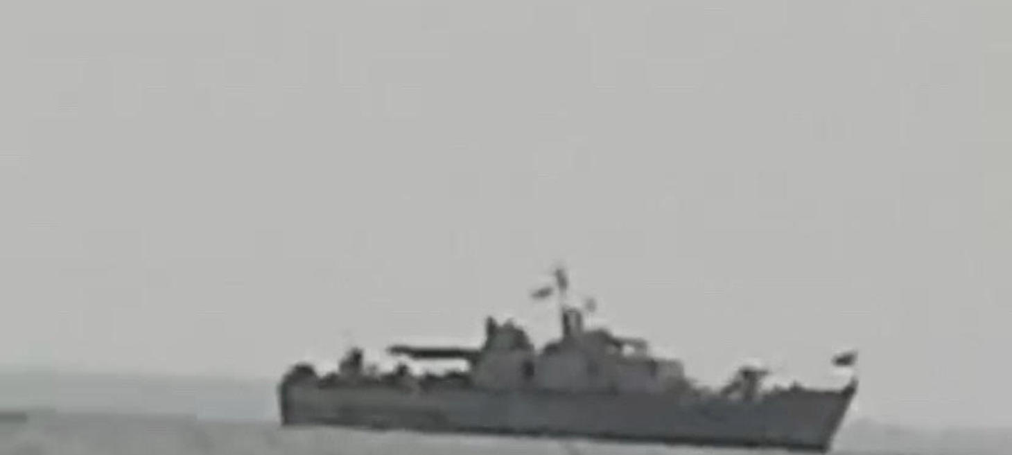 Burmese navy personnel illegally collecting toll from fishermen