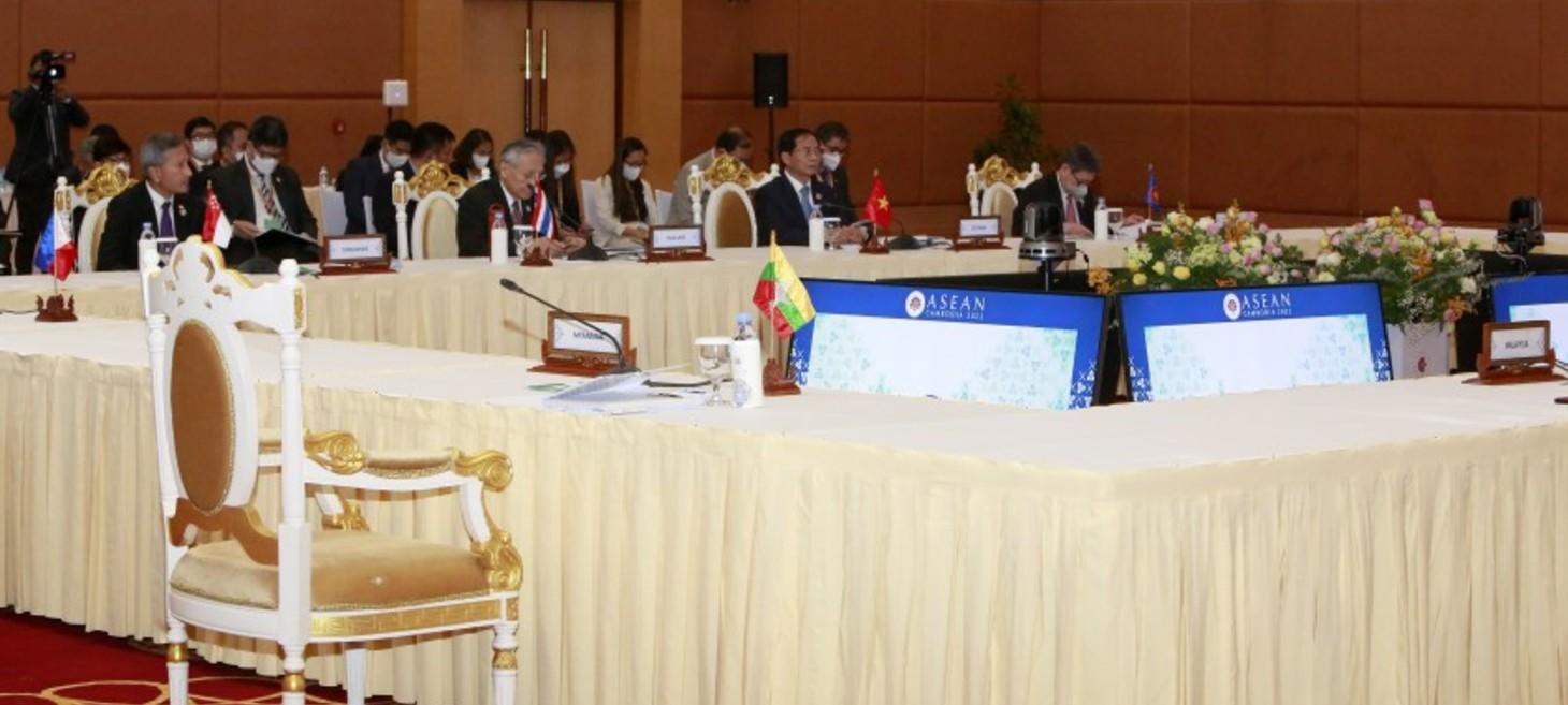 'The US must lead a concerted effort to cripple the junta economically'