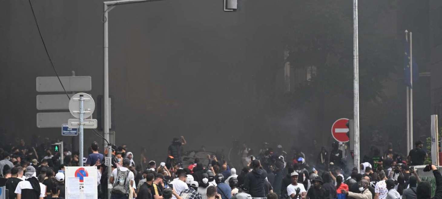 Emeutes urbaines : « Il est temps que les pouvoirs publics reconnaissent et renforcent l’action d’intégration des intervenants sociaux »